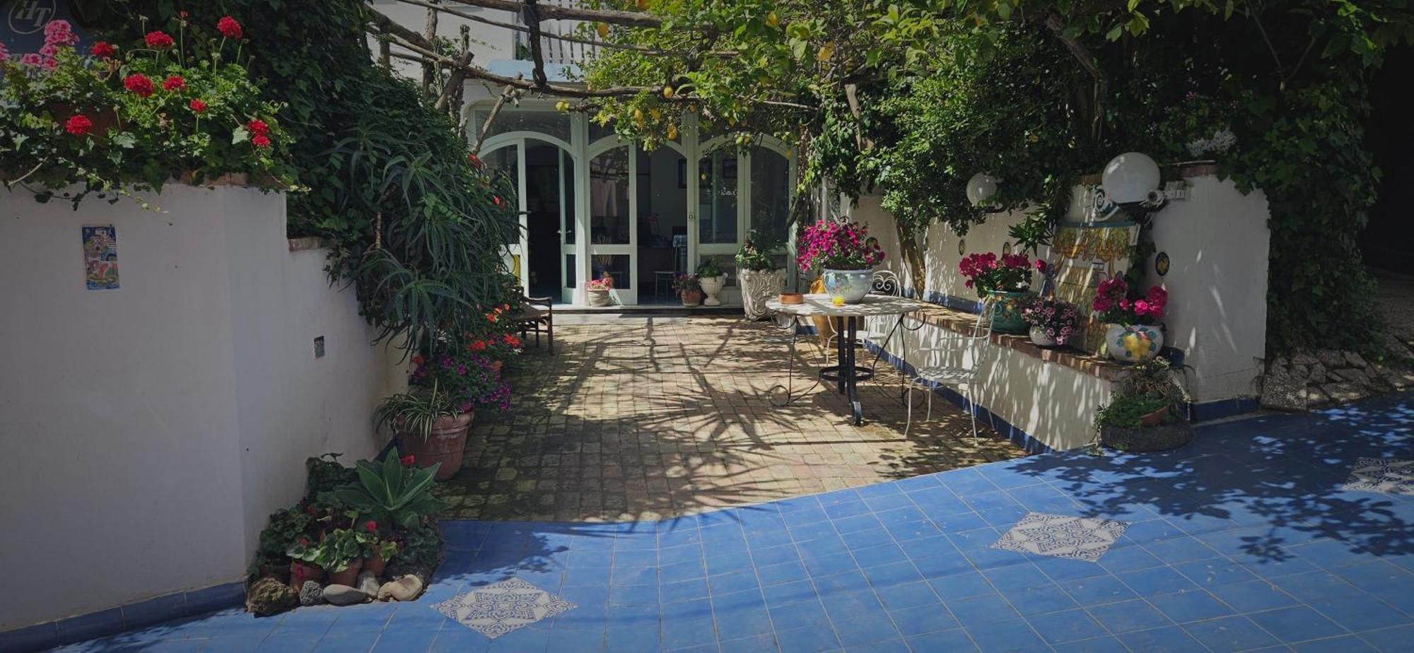 Piccolo Tirreno Hotel Residence Прочида Екстер'єр фото
